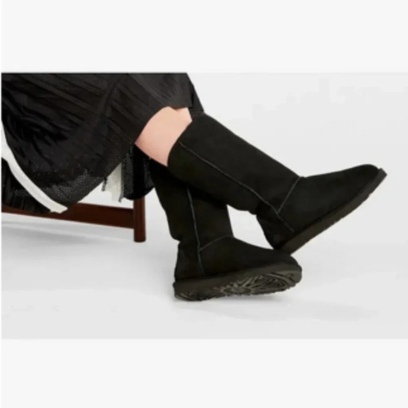 NWT UGG Women's Classic II Genuine Shearling Lined Boot in Black.  Sz: 10 - Picture 1 of 10